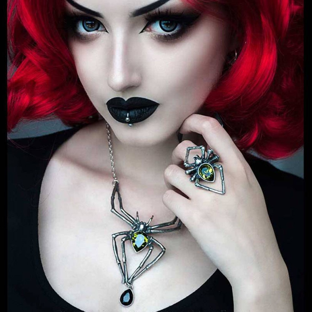 Emerald Venom Necklace by Alchemy Gothic • the dark store™