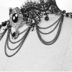 Boléro Gothique et Collier 'Elja' en Dentelle et à Plumes Noires